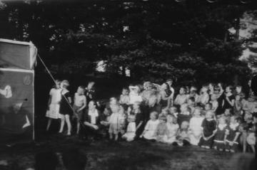 Kinderdorf Staumühle: Die Kleinsten beim Kaspertheater – Ferienlager für bedürftige Kinder aus dem Ruhrgebiet, gegründet und betrieben von Richard Schirrmann 1925-1932, undatier