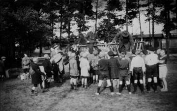Kinderdorf Staumühle: Ankunft einer neuen Gruppe im Erholungslager für Schüler aus dem Ruhrgebiet, gegründet und betrieben von Richard Schirrmann 1925-1932, undatiert