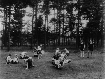 Kinderdorf Staumühle: Mädchengymnastik mit Elisabeth Schirrmann - Erholungslager für Schüler aus dem Ruhrgebiet, gegründet und betrieben von Richard Schirrmann 1925-1932, undatiert
