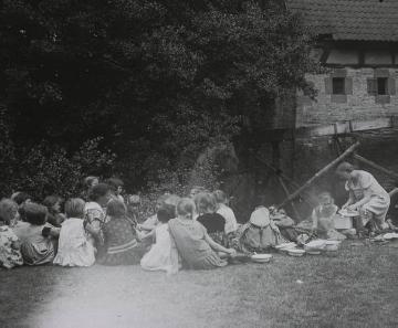 Kinderdorf Staumühle: Mädchenpicknick mit Elisabeth Schirrmann am Mühlbach - Ferienlager für bedürftige Kinder aus dem Ruhrgebiet, gegründet und betrieben von Richard Schirrmann 1925-1932, undatiert