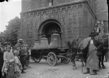 Erster Weltkrieg, Westfront: Abtransport von Kirchenglocken zur Kriegsmetallsammlung, ohne Ort, undatiert