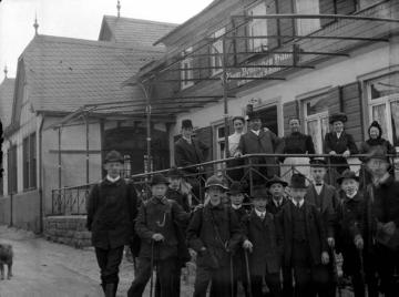Auf Fahrt mit Lehrer Richard Schirrmann (vorn rechts): Vor dem Gasthaus "Zum Deutschen Haus", um 1906? (Original ohne Angaben, undatiert)