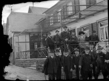 Auf Fahrt mit Lehrer Richard Schirrmann (nicht im Bild): Vor dem Gasthaus "Zum Deutschen Haus", um 1906? (Original ohne Angaben, undatiert)