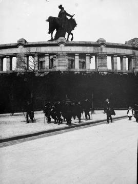 Richard Schirrmann, Wanderungen: Jungenwandergruppe am Deutschen Eck, im Hintergrund: Reiterstandbild Kaiser Wilhelms I., undatiert, um 1910?