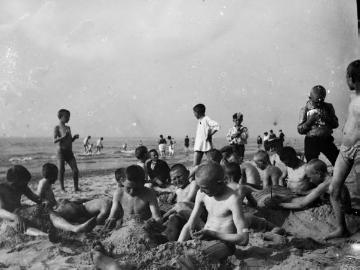 Jungenwandergruppe bei der Freizeit am Meer, undatiert