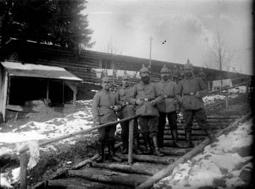 Erster Weltkrieg, Westfront: Abteilung des Landsturm Inf. Batl. Siegen vor ihrer Unterkunft, ohne Ort, undatiert