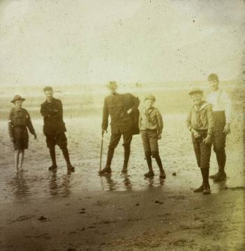 Wanderfahrt mit Lehrer Richard Schirrmann (Mitte): Strandwanderung bei Ebbe - wahrscheinlich an der Nordsee während einer zehntägigen Schülerwanderreise von Altena nach Holland 1911