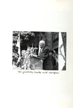 Fotoalbum "50 Jahre Deutsches Jugendherbergswerk 1909-1959", Feststunde auf Burg Altena: DJH-Gründer Richard Schirrmann bei seiner Ansprache