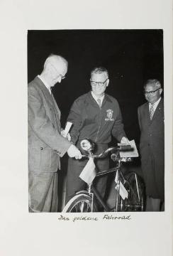 Überreichung des "goldenen Fahrrads" an Richard Schirrmann", ein Geschenk ehemaliger amerikanischer Studenten zur Erinnerung an ihre gemeinsamen Fahrradtouren durch Europa