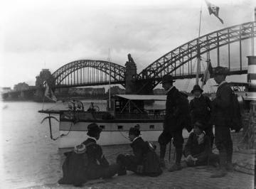 Richard Schirrmann (rechts) auf Wanderschaft mit einer Jugendgruppe - Rast an der Oberkasseler Brücke in Düsseldorf, undatiert, um 1920?