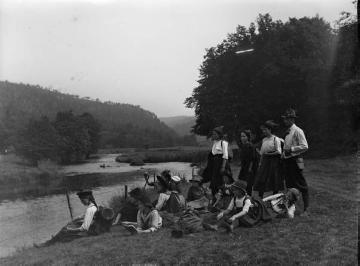 Auf Fahrt mit Lehrer Richard Schirrmann (rechts) und Betreuerinnen: Mädchengruppe bei der Wanderrast an einem Fluss, um 1912? (Original ohne Angaben, undatiert)