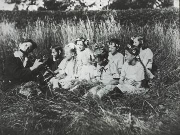 Mädchengruppe mit Flötenspieler (evtl. "Nestabend" der Wandervogelbewegung), undatiert, um 1910?