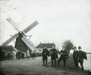 Richard Schirrmann (links) mit Wanderfreunden in Holland, undatiert, um 1910?