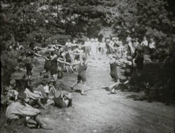 Kinderdorf Staumühle: Tanzstunde der Mädchen - Ferienlager für bedürftige Kinder aus dem Ruhrgebiet, gegründet und betrieben von Richard Schirrmann 1925-1932, undatiert