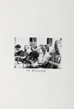 Fotoalbum "50 Jahre Deutsches Jugendherbergswerk 1909-1959": Richard Schirrmanns Ehefrau Elisabeth Schirrmann (links) mit Sohn und Tochter Irmgard
