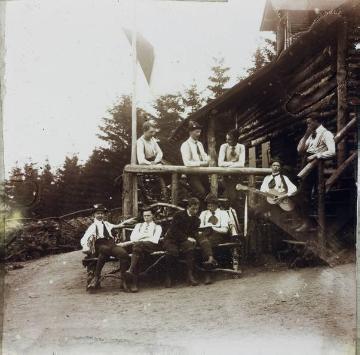 Männergruppe mit Richard Schirrmann (am Geländer Mitte) bei der Rast an einer Wanderhütte, undatiert, um 1910?
