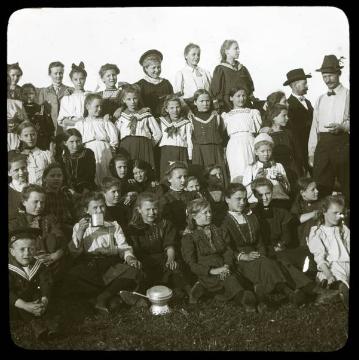 Mädchenklasse auf Wanderfahrt mit Lehrer Richard Schirrmann (Bildrand rechts), um 1912? (Original ohne Angaben, undatiert)