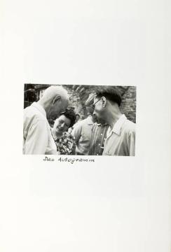 Fotoalbum "50 Jahre Deutsches Jugendherbergswerk 1909-1959": Richard Schirrmann (links) bei einer "Autogrammstunde"