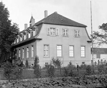 Haus Henrichenburg, erbaut Ende des 18. Jh. auf dem Gelände der ehemaligen Burg Henrichenburg (erstmals erwähnt 1263, abgetragen 1787), Geburtshaus der Schriftstellerin Hedwig Kiesekamp (1844-1919)