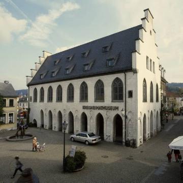 Das ehemalige Rathaus, erbaut im 14. Jh., Sitz des Südsauerlandmuseums (Kreisheimatmuseum)