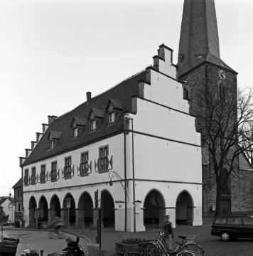 Altes Rathaus Schwerte mit Kirchturm von St. Viktor - spätgotischer Bau von 1547, seit 1933 Sitz des Ruhrtalmuseums