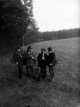 Ein Schluck zur Stärkung: Wanderergruppe, evtl. Mitglieder des Sauerländer Gebirgsvereins auf Wanderwegemarkierungstour, undatiert, um 1910?
