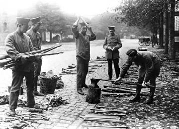 Weimarer Republik, ca. 1920: Zerstörung von Waffen der deutschen Armee nach dem Ersten Weltkrieg zur Erfüllung des Versailler Vertrages