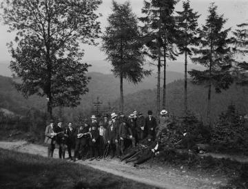 Wandergruppe bei der Rast am Wegesrand undatiert, um 1910?