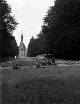 Schülerwandergruppe am Hermannsdenkmal im Teutoburger Wald, undatiert, um 1910?