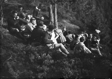 Seminaristen der Deutschen Hochschule für Leibesübungen (DHfL) auf einem Wanderführerlehrgang in der Sächsischen Schweiz bei Burg Hohnstein im Frühjahr 1928