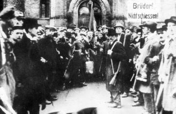 Weimarer Republik: Bewaffnete Männer bei den Unruhen 1918/19