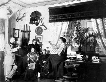 Försterei Obereimer (Arnsberg): Försterehepaar Goebel mit drei Damen der Familie im Jagdzimmer (Weihnachten 1905?)