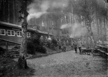 Erster Weltkrieg, Vogesen: Abteilung des Landsturm Inf. Batl. Siegen vor "Blockhaus Ruhleben" in ihrem Waldlager, ohne Ort, undatiert