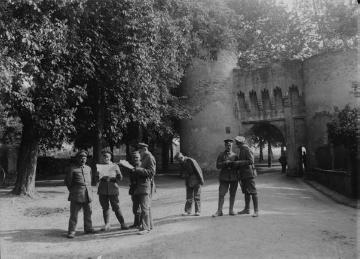 Ortsimpressionen, Westfront 1914-1918: Richard Schirrmann (rechts außen) mit Kameraden des Landsturm Inf. Batl. Siegen am alten Stadttor von Chateau-Salins, Lothringen