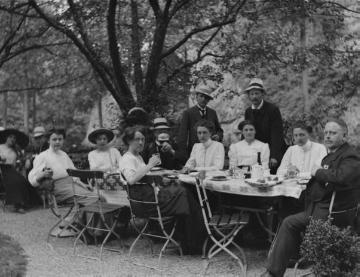 Kaffeegesellschaft mit Richard Schirrmann (stehend, rechts), ohne Ort, undatiert, um 1905?