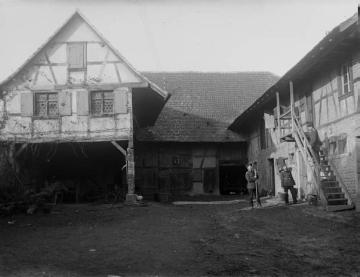 Erster Weltkrieg, Elsass: "Bei Frau Mehn", Soldaten des Landsturm Inf. Batl. Siegen auf einem Gehöft in Oberschaeffolsheim