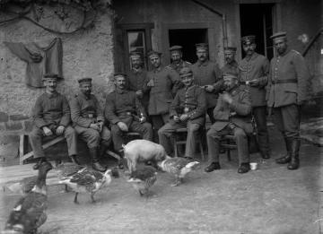 Erster Weltkrieg, Elsass: Abteilung des Landsturm Inf. Batl. Siegen auf der "Bahnwache Molsheim", 1916