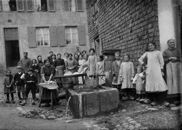 Begegnungen, Westfront 1914-1918: Waschplatz am einem Brunnen in Sankt Kreuz im Lebertal (frz. Sainte-Croix-aux-Mines, Flusstal der Lièpvrette)