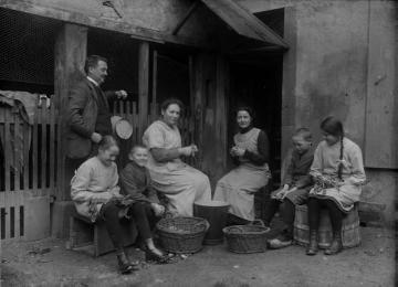 Begegnungen, Westfront 1914-1918: Familie beim Gemüse putzen, ohne Ort, undatiert [vermutlich Quartiersort im Elsass]