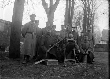 Erster Weltkrieg, Westfront: Soldat Richard Schirrmann (am Baum Mitte rechts) mit Abteilung des Landsturm Inf. Batl. Siegen in Zabern (frz. Saverne), Elsass, Februar bis März 1917