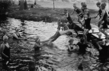 Kinderdorf Staumühle: Freizeitvergnügen am Wasser - Erholungslager für Schüler aus dem Ruhrgebiet, gegr. 1925 von Richard Schirrmann, undatiert