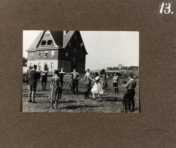 Fotoalbum Richard Schirrmann: "Wanderführerlehrgang", Volkstanztraining der Teilnehmer, ohne Ort, undatiert, um 1925 (?)
