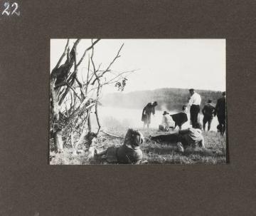 Fotoalbum Richard Schirrmann: "Wanderführerlehrgang", Teilnehmergruppe bei der Wanderrast, ohne Ort, undatiert, um 1925 (?)