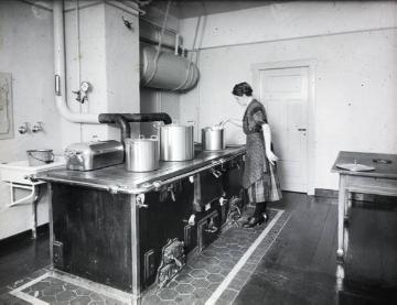 Küche in der Jugendherberge Oberschledorn, undatiert, um 1930?