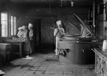Kinderdorf Staumühle: Mittagszubereitung in der Küchenbaracke – Erholungslager für Schüler aus dem Ruhrgebiet, gegründet und betrieben von Richard Schirrmann 1925-1932, undatiert