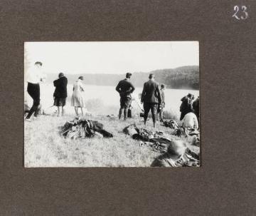 Fotoalbum Richard Schirrmann: "Wanderführerlehrgang", Teilnehmergruppe bei der Wanderrast, ohne Ort, undatiert, um 1925 (?)