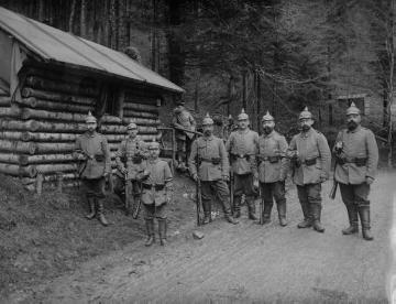 Erster Weltkrieg, Vogesen: Abteilung des Landsturm Inf. Batl. Siegen vor einem Blockhaus ihres Waldlagers, ohne Ort, undatiert