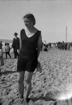 Richard Schirrmann, Familie: Elisabeth Schirrmann (geb. Borbeck), zweite Ehefrau Richard Schirrmanns (ab 1929), am Strand, undatiert, um 1930?