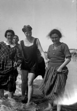 Freunde der Famile Schirrmann  an der See, undatiert, um 1930?