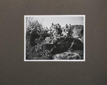 Mädchenwandergruppe bei der Rast - in: Fotoalbum "Reichsverband Deutsche Jugenherbergen - Bilder aus dem Jugenherbergswerk", ohne Angaben, undatiert